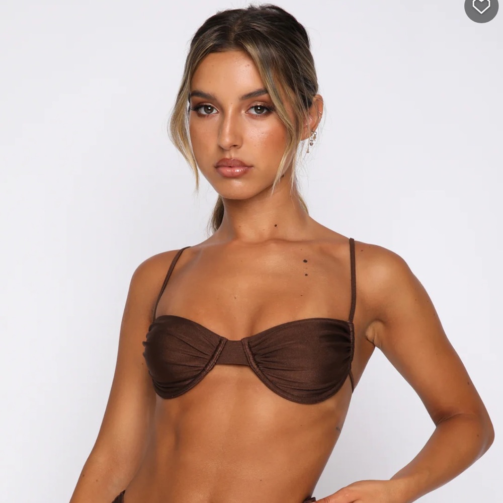 WhiteFox Boutique MAGIC IN THE HAMPTONS Bikini Top XS - Shiny Chocolate